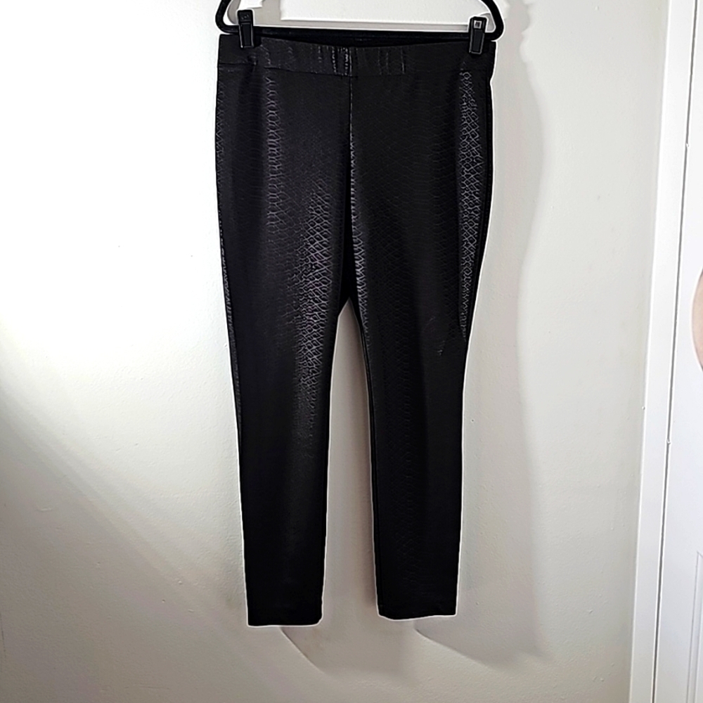 Eci women's stretch pants are black with small geometric print size large